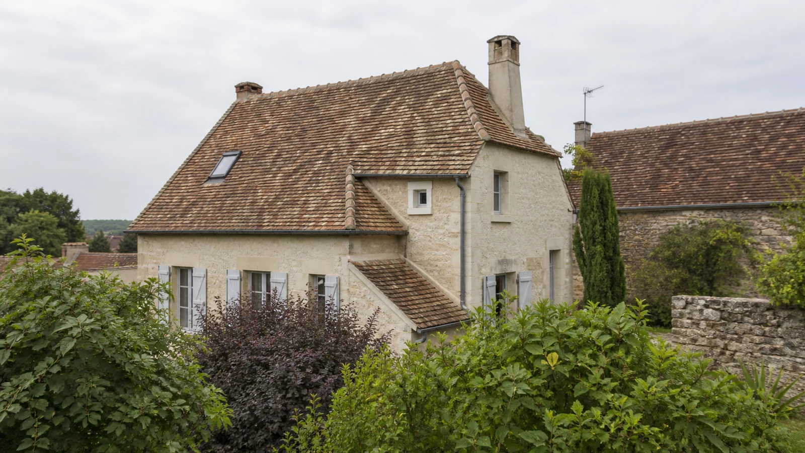 Maison en pierre et tuile du Vexin de l’Oise observée avant l’isolation des combles